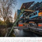 "Wuppertaler Schwebebahn – Station Döppersberg" steht unter einem Bild, das eine Hängebahn über einem Fluss zeigt.