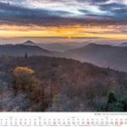 Kalenderblatt Dezember 2027, Waldlandschaft in Hügeln, Sonnenaufgang am Horizont, Lichtstrahlen durchbrechen Wolken.