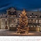 Schloss Burg, beleuchtet in der Nacht. Ein großer Weihnachtsbaum strahlt golden vor dem Gebäude. Kalender unten für Dezember 2027.