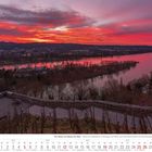 Kalenderbild mit roten Wolken über einem Fluss bei Sonnenaufgang, 12/2027, Blick von Remagen auf Rhein und Insel Nonnenwerth.