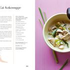 Tom-Kha-Gai-Kokossuppe Rezept: Zutatenliste und Zubereitungsschritte, daneben eine Schüssel mit heller Suppe.
