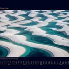 12 Dezember. Kalender mit wellenförmigen Mustern aus Sanddünen und türkisfarbenem Wasser. Details im unteren Abschnitt.
