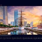 07 Juli. Schiff im Dock, umgeben von Hochhäusern und Riesenrad bei Sonnenuntergang. Kalender mit Daten darunter.