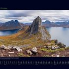 "10 Oktober" oben; unten Kalenderdaten nebeneinander. Im Bild: Fjord mit markanten, felsigen Bergen und herbstlicher Landschaft.