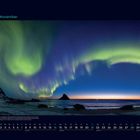 11 November. Nordlichter leuchten über einer Küstenlandschaft mit dunklen Felsen und tiefblauem Himmel, Kalenderdarstellung.