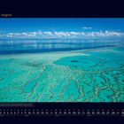 08 August. Kalenderansicht mit einem Luftbild des Great Barrier Reefs, türkisfarbenes Wasser und Wolken am Horizont.