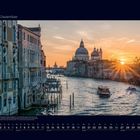 12 Dezember; Kalenderübersicht; Gebäude entlang eines Kanals, Sonnenuntergang im Hintergrund.