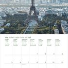 Kalender für Juli mit Wochentagen in mehreren Sprachen. Foto: Eiffelturm in Paris, Skyline und blauer Himmel.