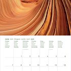 Kalenderseite Juni mit Wochentagen in verschiedenen Sprachen. Oberhalb eine beeindruckende Felsformation unter blauem Himmel.