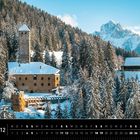 "Dolomiten", "Schloss Welsperg", Kalenderansicht. Schneebedeckte Burg und verschneiter Tannenwald, Berge im Hintergrund.