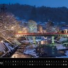 Kalender zeigt Dezember in Japan, Ikada-Brücke in Takayama bei Schneelandschaft, beleuchtete Bäume, Abendstimmung.