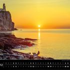Split Rock Lighthouse, Lake Superior (Minnesota). Sonnenuntergang über dem Meer und Klippen mit Leuchtturm. Kalender unten.