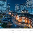 Bahnhof Tokio bei Nacht, umgeben von modernen Hochhäusern und stimmungsvoll beleuchteten Straßen. Unten ist der Dezemberkalender.
