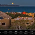 „Vollmond über der Sea of Cortez, Baja California Sur.“ Bunte Kuppeldächer, Meer und Vollmond im Hintergrund.