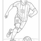 "19" auf Trikot und Shorts. Illustration eines Fußballspielers in Aktion, der einen Ball auf einem Rasen dribbelt.