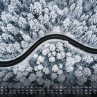 Kalenderblatt mit Dezember-Daten unten. Eine verschneite, kurvige Straße durch einen dichten Winterwald von oben.