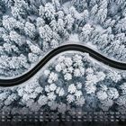 Kalender mit Zahlen 1-31 und Wochentagen. Luftaufnahme eines verschneiten Waldes und einer geschwungenen Straße.