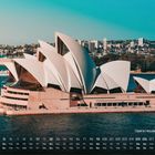 Kalender mit "Opera House, Sydney 12". Zeigt das Sydney Opera House am Wasser bei Sonnenschein.
