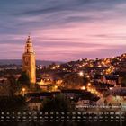 "St Anne's Church Shandon Bells & Tower, Cork" und eine Kalenderübersicht für Dezember. Ansicht einer beleuchteten Stadt bei Sonnenuntergang.