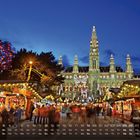 Rathaus Wien, Verkaufsstände mit "GLÜHWEIN" und "PUNSCH". Menschenmenge, weihnachtliche Beleuchtung, große Uhr am Turm. 