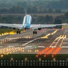 Kalender mit Zahlen von 1 bis 31 und Wochentagen. Ein Flugzeug startet von einer beleuchteten Landebahn.