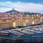 „Historische Altstadt von Marseilles 12“. Dicht gedrängte Häuser, ein Hafen mit vielen Booten und eine Kirche auf einem Hügel.