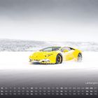Text: Lamborghini Huracán 12, Kalendertage. Gelber Sportwagen fährt dynamisch durch eine schneebedeckte Landschaft.