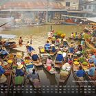 Schwimmender Markt, Amphawa. Menschen in Booten verkaufen Früchte und Waren auf einem belebten Wasserweg.