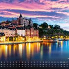 Text: "Stockholm 12". Uferansicht mit bunten Häusern, bewölkter Himmel in Rosa- und Blautönen, Wasser reflektiert Lichter.