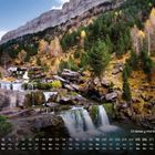 Kalender mit Wasserfall, umgeben von Bäumen und Felsen, Ordesa y monte Perdido, Monatsübersicht unten.