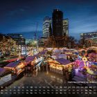 Weihnachtsmarkt am Breitscheidplatz. Eine festliche Szenerie mit beleuchteten Ständen und buntem Karussell, umgeben von Lichtern.