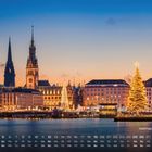 Kalender mit Dezembertagen, Text "Weihnachtsmarkt 12". Lichterbaum, historische Gebäude und Wasser im Abendlicht.