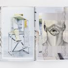 Links "128". Rechts Abbildung einer Skulptur mit surrealen Zeichnungen von Gesichtern und einem zentralen Auge.