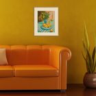 Ein Gemälde zeigt Zitrusfrüchte auf einem gestreiften Tuch, daneben ein blaues Gefäß mit Pflanzen. Orangenes Sofa davor.