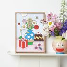 Illustration: Buntes Stillleben mit Blumenstrauß in Vase, Geschenkkarton, Kerze, Kuchen, Marienkäfer und Biene.