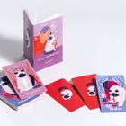 Ein Buch mit "Die Katze des Dalai Lama" auf dem Cover. Daneben Karten mit "Mitgefühl" und "Weisheit". Illustrationen von Katzen.
