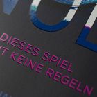 „DIESES SPIEL KENNT KEINE REGELN“ steht in lila Schrift auf schwarzem Hintergrund, mit blauem und weißem Element.