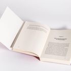 Kapitel 1: Wie wir die Auswirkungen von Trauma erben. Aufgeschlagenes Buch, links leere Seite, rechts Text.