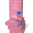 Der Text auf dem Buch lautet: "ELLE KENNEDY - THE DEAL - REINE VERHANDLUNGSSACHE." Rosa Cover, gestapelte Bücher.