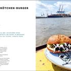 **HANFBRÖTCHEN-BURGER** für 4 Personen. Zutaten: Gurke, Salz, Zucker, Scharlotten, Senf, Essig, Dill, Joghurt, Knoblauch, Radicchio.  
Links Rezepttext, rechts ein Burger auf einem Skateboard vor Hafenkulisse.