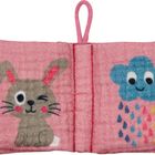 Grünes quadratisches Stofftuch mit Schleife, zeigt einen lächelnden, stilisierten Hasen. Seitennaht mit kleinem goldenen Herz.