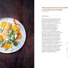 Winterspinatsalat mit Orangen und Saibling. Links Teller mit Orangen, Spinat und Fisch. Rechts Zutaten und Zubereitungstext.