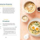 "Warme Polenta mit Äpfeln und Rosinen" und "Pikanter Hirsebrei" sind die Titel. Links Zutaten und Rezepte, rechts Fotos der Gerichte.
