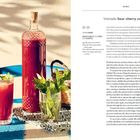 Visinada Sour Cherry Cordial. Rezept: 1kg Sauerkirschen, 550g Zucker, 70ml Zitronensaft. Siehe Glasflasche mit Kirschnsaft.