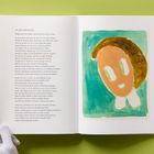 "An den Frühling" ist ein Gedicht auf einer geöffneten Buchseite, daneben eine kinderhafte Illustration eines Gesichts.