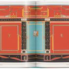 Illustration eines opulenten, antiken Wandfreskos in Rot und Blau mit mythologischen Figuren und dekorativen Mustern.