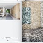 Text: "via Giuseppe Dezza 49 - Gio Ponti, Antonio Fornaroli, Alberto Rosselli, 1952-56." Foto von einem überdachten Eingang mit Kiesboden.