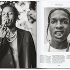Links "ASAP Rocky": Schwarz-Weiß-Foto, Person mit Perlenkette und Finger im Mund. Rechts Grills im Mund, kapuzenbekleidet.