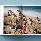 Texte: "THE UNITED S...", "A paradox of c...", "This book se...", "by also that". Menschen mit Surfbrettern am Strand.