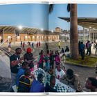 Text: "People — Kamwokya Community Centre". 

Szene: Kinder spielen Basketball, andere Schach draußen.